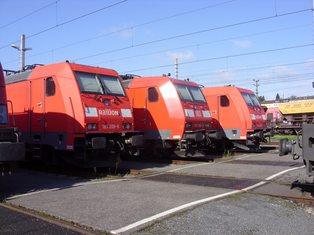 Három, a német vasút tulajdonában lévő TRAXX pózol Csató Márk fényképezője előtt