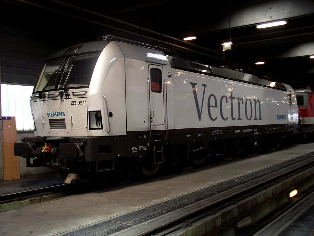 A legújabb Siemens mozdonycsalád, a Vectron egyik képviselője a westbahnhofi fűtőházban. A képen a kettes prototípus látható, amely a váltakozó feszültségű vonalakra készült, 6,4 MW az állandó teljesítménye, maximális sebessége pedig 200 km/h.. Az ipar 2010.június 29-én, Wildenrath-Wegbergben találkozhatott először a mozdonnyal, azóta a német nyelvterület vasútjain futja próbaköreit. 