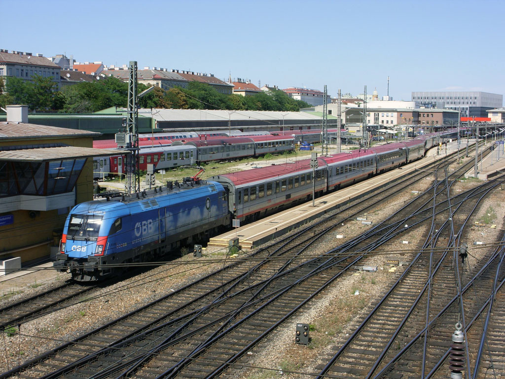 Az ÖBB legöregebb Werbelokja, a Kyoto mozdony egy combos InterCity vonattal indul Ausztria belsejébe. A felvételt Csató Márk készítette