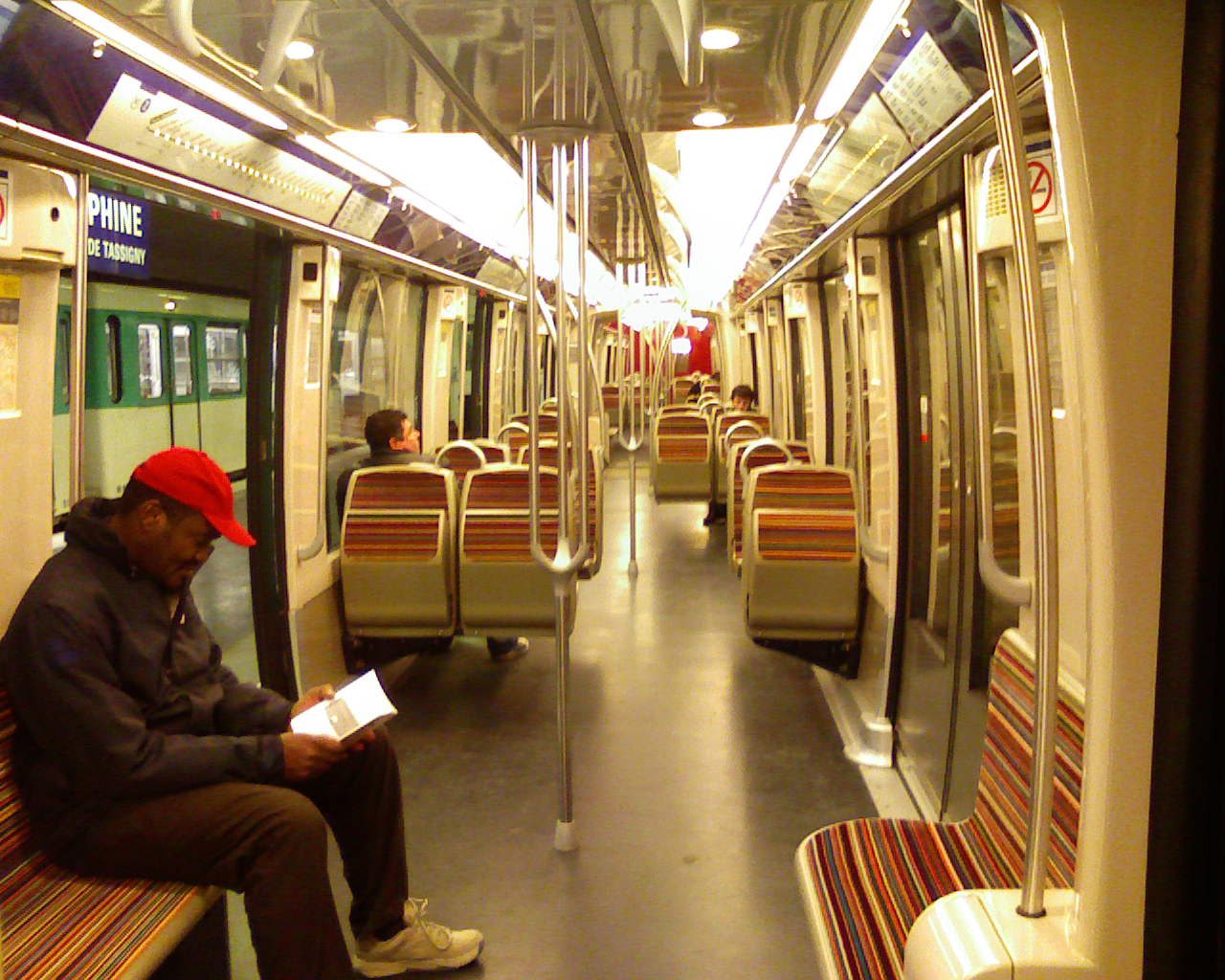 A metró belső tere első ránézésre nem sok kényelmet ígér, de legalább tágas