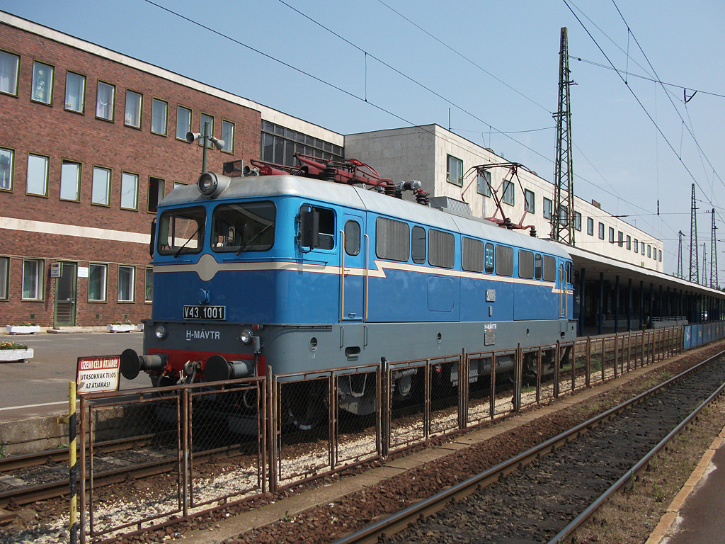 6183 számú gépmenetben Debrecenbe az 1001-es mozdonynak kijáró I. vágányon. A mozdonyvezetőnk plusz ivóvizet, és írásbeli rendelkezést kap