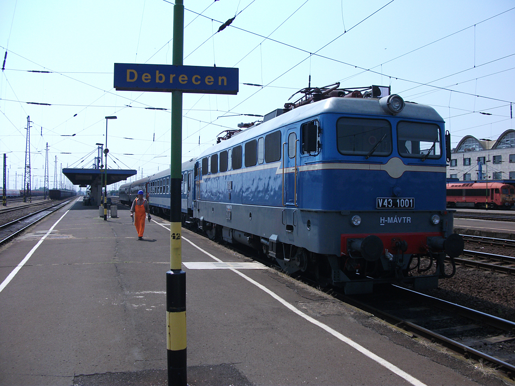 Debrecen: a mozdony a vonatról lejárva a fűtőházba indul