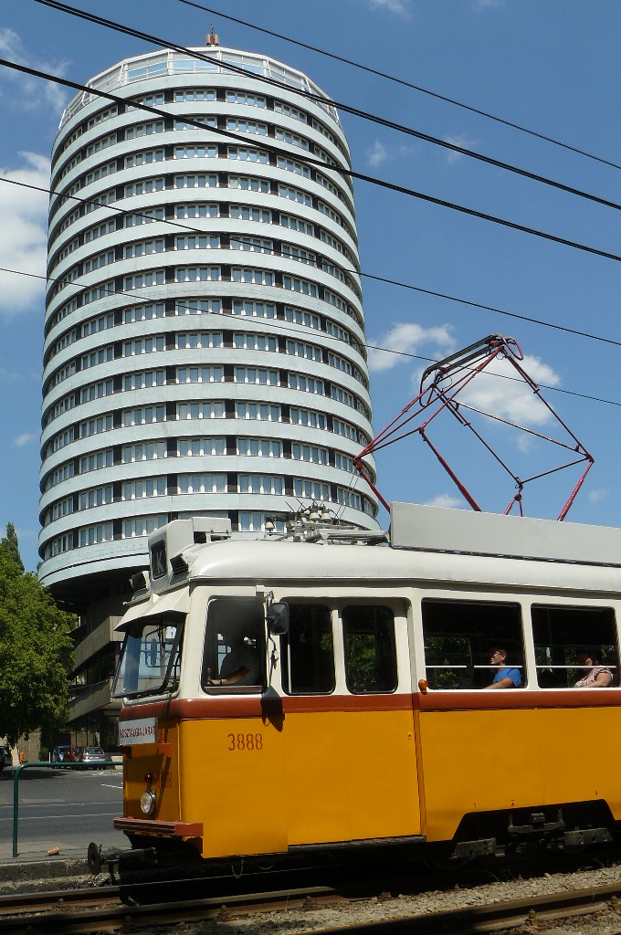 Kortársak: a Budapest Szálló 1964-67 között épült Szrogh György tervei alapján, míg az utolsó UV sorozat(3800) beszerzése 1962-65 között zajlott<br>(fotó: Papp Szabolcs)