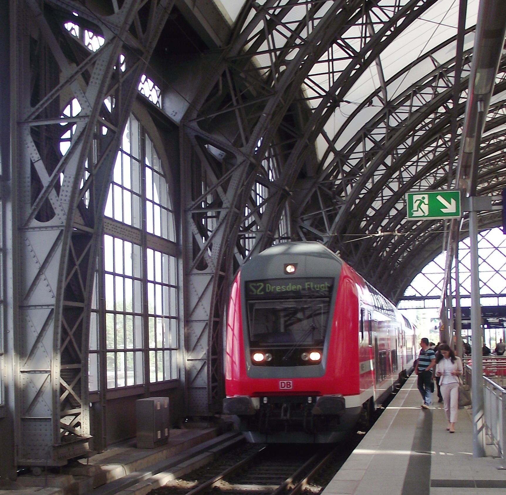 Az S-Bahn peronon egy Pirnából érkezett és a repülőtérre közlekedő S2 látható<br>(fotó: Melles Kristóf)