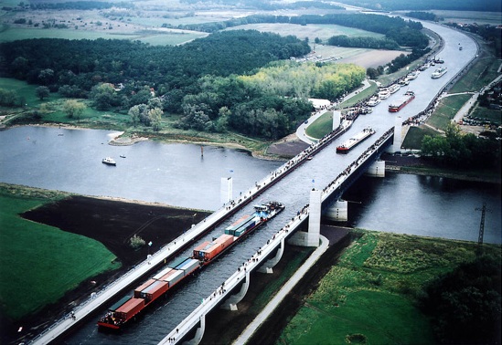 Emblematikus műtárgy a magdeburgi különszintű csatornakereszteződés. A Havel-vízrendszer és a Mittelland-csatornát kapcsolja össze az Elba felett. A legnagyobb rajnai hajók átengedésére nem alkalmas, de az itt szokásos egységeket bőven kiszolgálja a 150 millió eurós (37,8 milliárd forintos) beruházás<br>(fotó: euroluftbild.de)