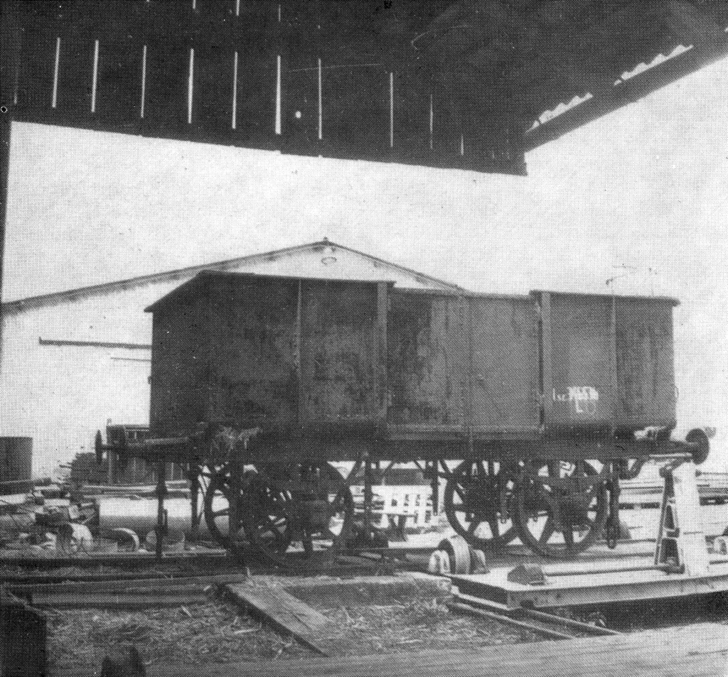 Ahol a talpfa születik. Teherkocsi a dombóvári fatelítőben<br>(forrás: Vasúthistória Évkönyv)