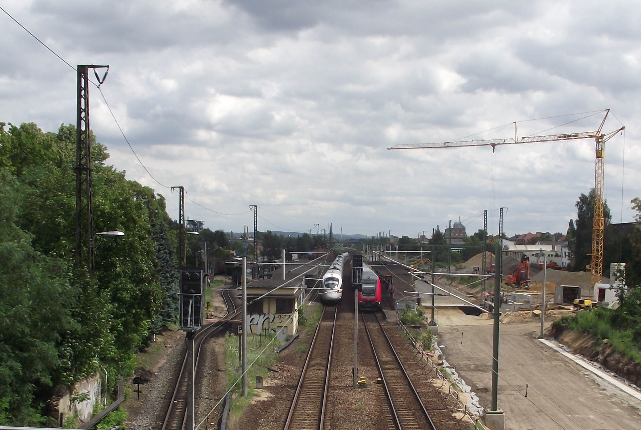 Radebeul Ost vágányai. Bal szélen a keskeny sínpár, mellette a DB AG két vágánya, tőlük jobbra pedig a Verkehrsprojekt Deutsche Einheit építési területe látható. Az ICE félreállt, mert az építkezés miatt a következő állomásköz egyvágányú