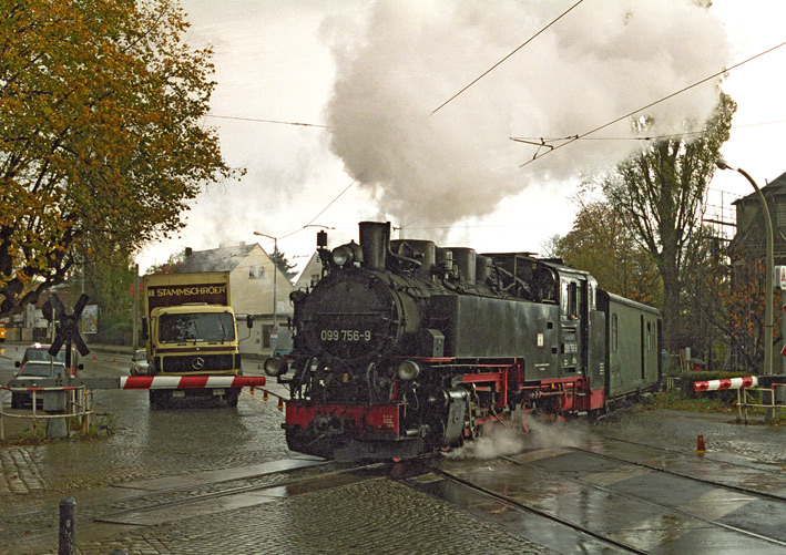 Kisvasút-villamos keresztezés Weißes Roß negállóhelynél<br />(az archív fotót D. J. Howdle készítette)