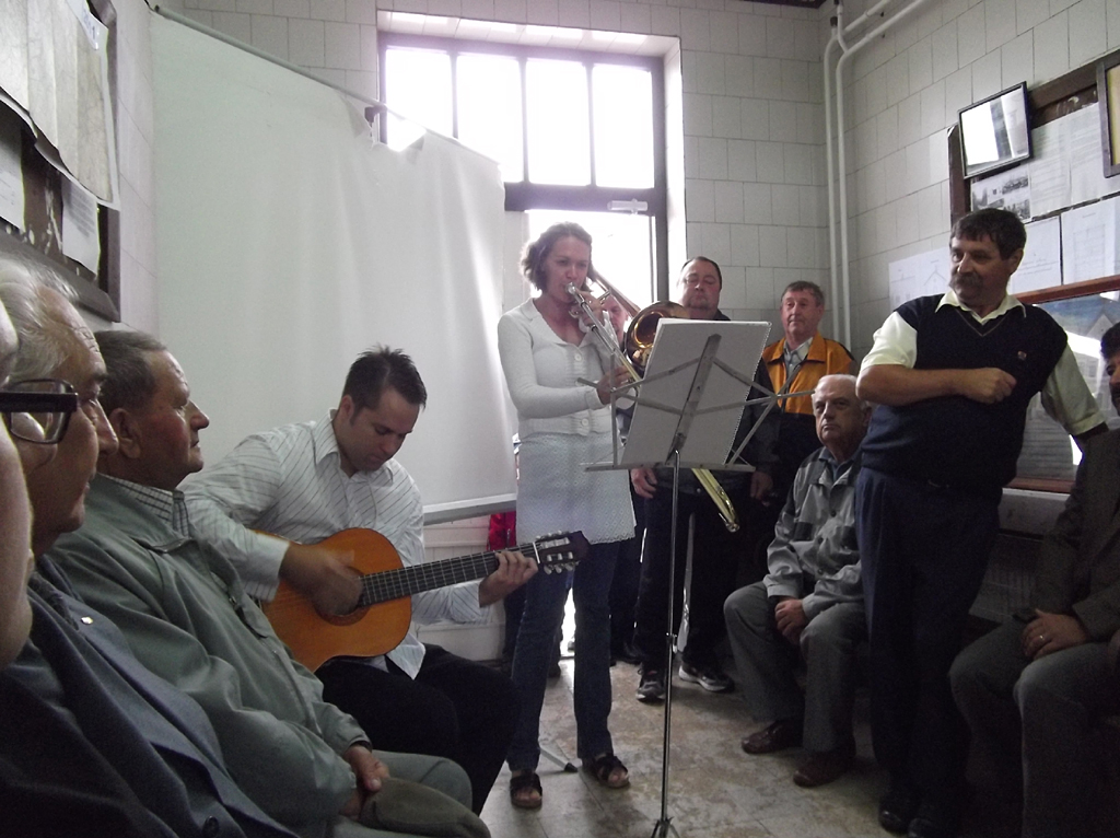 Egy kedves muzsikus házaspár zenei csemegével kedveskedett az egybegyűlteknek