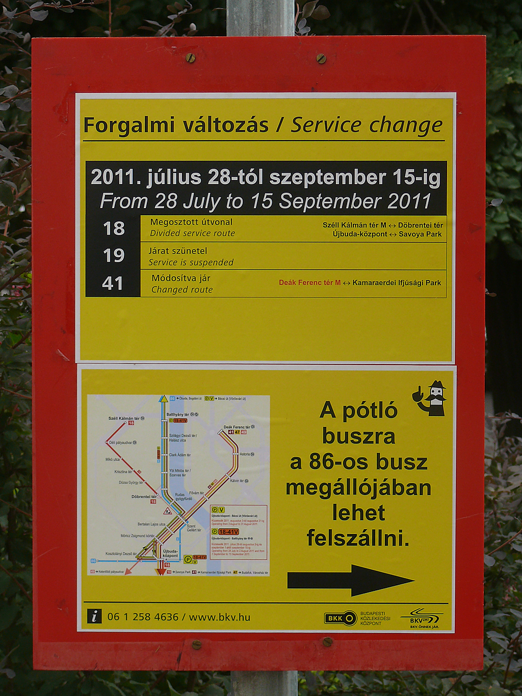 Előkészületben a fonódó pótlóbusz – információs tábla a Döbrentei téren