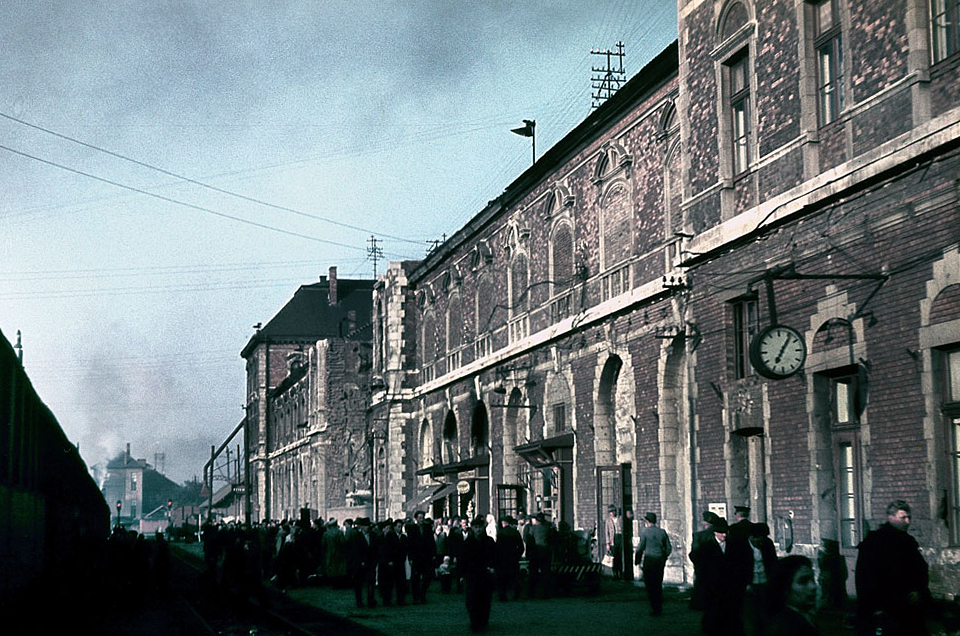 A Pfaff Ferenc tervezte régi debreceni felvételi épület Kubinszky Mihály fotóján. A kép 1959-ben készült, a következő évben az épületet lebontották. Képünkre kattintva a vonal fotógalériája nyílik meg, archív és új felvételekkel!