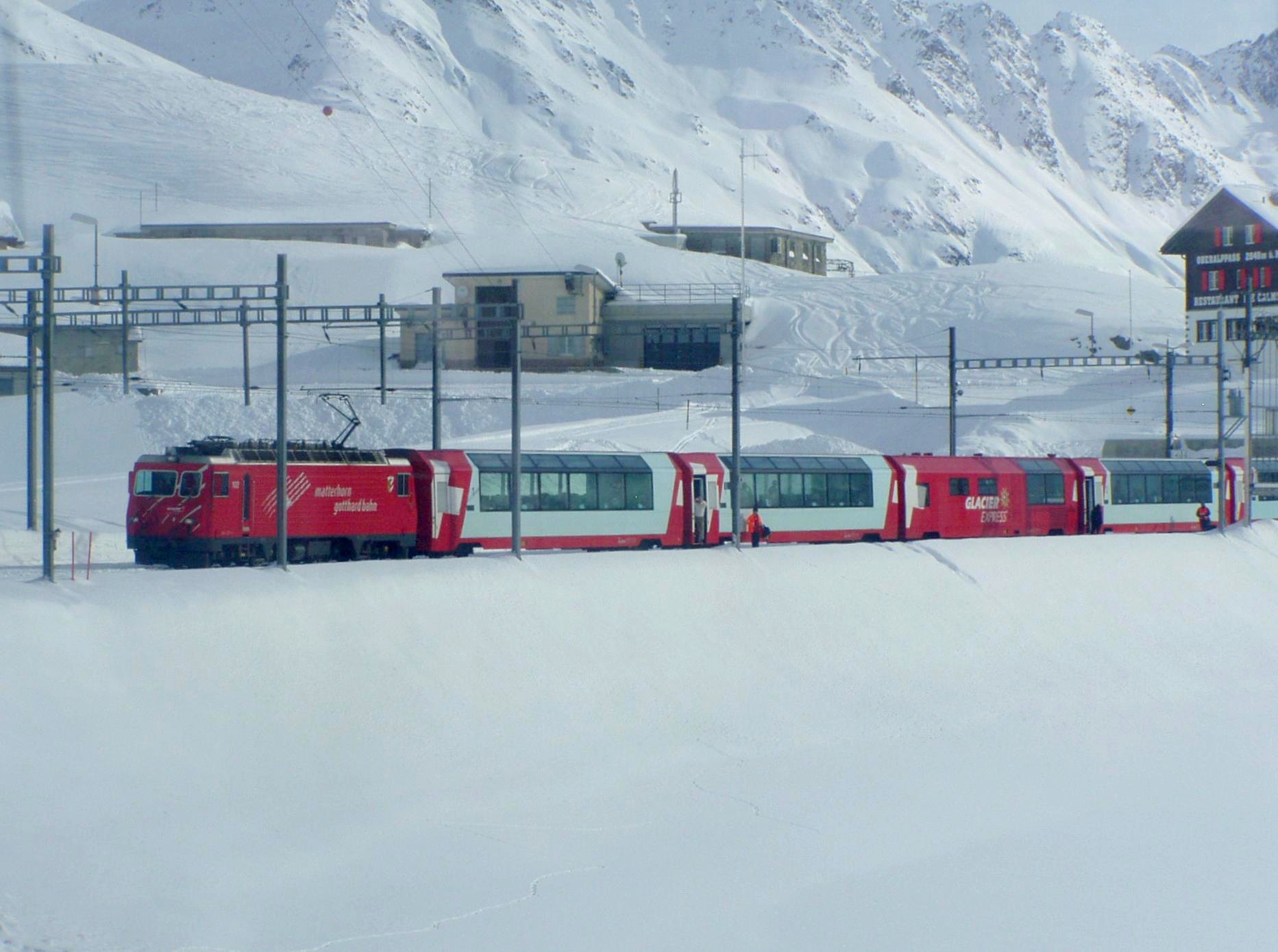 Svájc emblematikus vonata, a Glacier Express, a vonal megmagasabb pontján, Oberalppasson, 2048 méteren. Az utazások döntő hányada nem a turistavonalakon zajlik, igaz, ezek is hozzájárulnak az eredményhez<br>(a szerző felvételei)