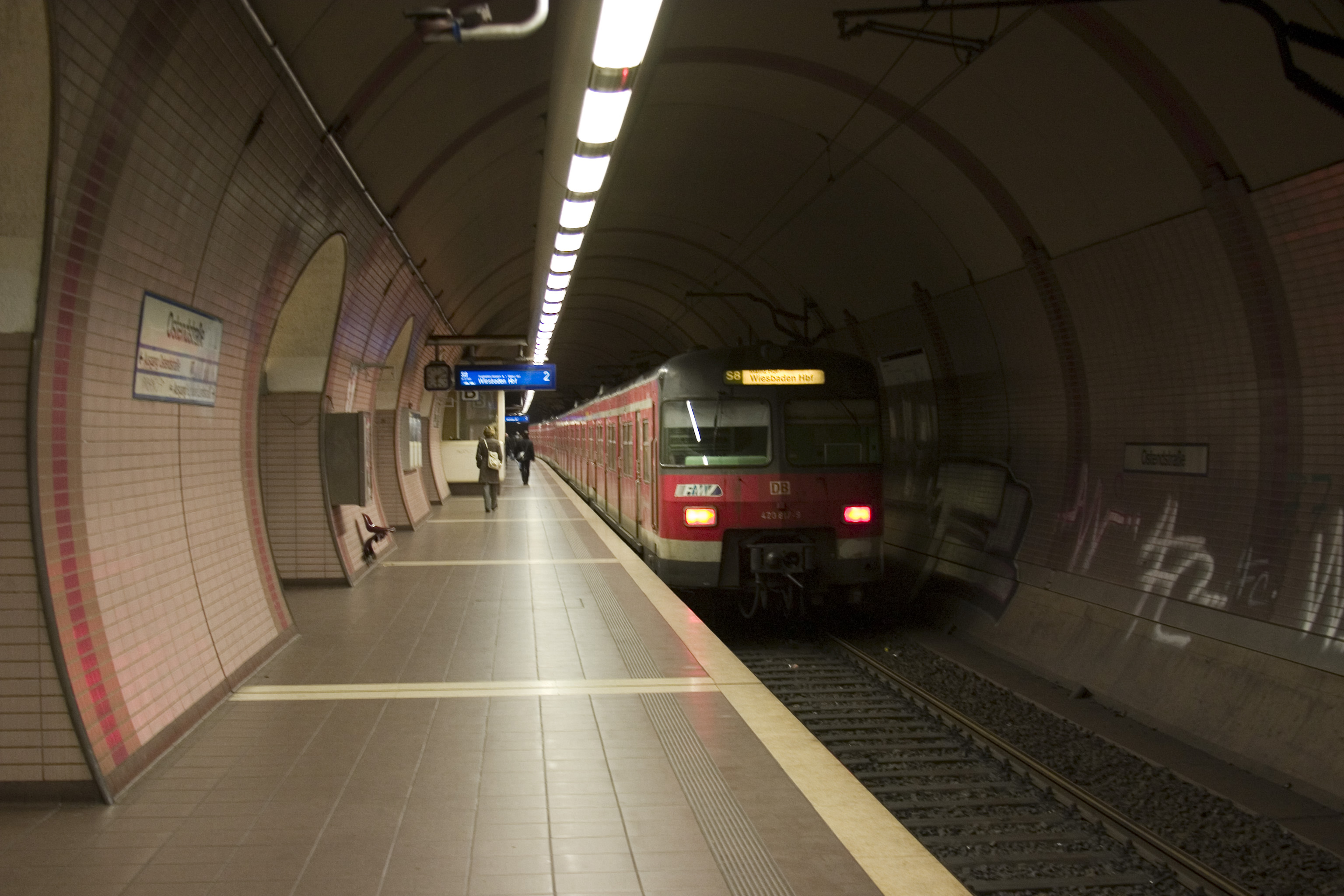 Frankfurt még jó ideig a 420-asok fellegvára marad. Kettes csatolt egység készül kihaladni a belvárosi alagút Ostendstrasse állomásáról