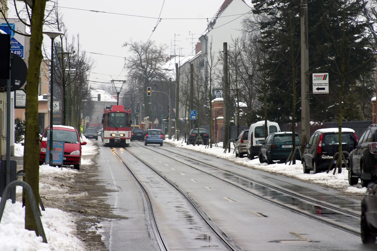 1-es villamos halad Schmellwitz, Anger felé a városi temető mellett. Itt jelenleg csak busz közlekedik