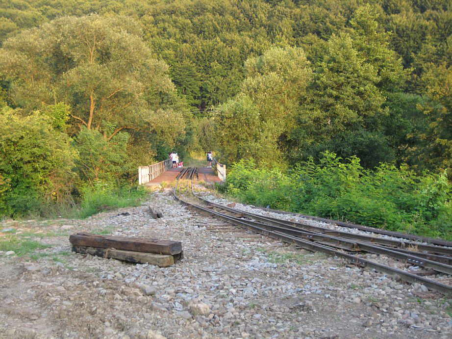 Az újra üzembe helyezett pálya várja a vonatot<br>(A képre kattintva fotógalériánkat láthatják)