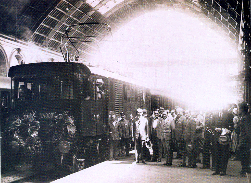 1932. augusztus 17-én koszorúkkal díszítve futott be a V40 001 a Keleti pályaudvarra