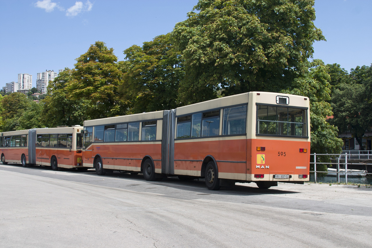 Az Ikarus 280-asokhoz hasonlóan kormányzott ezeknek a buszoknak a hátsó tengelye