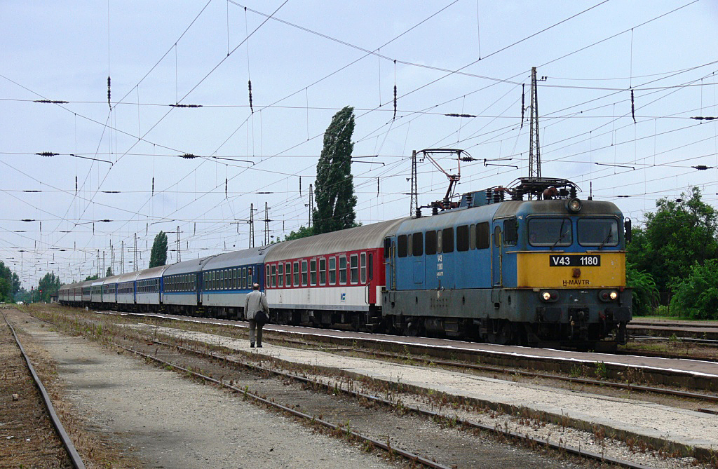 A vonat pontossága is hagy némi kívánnivalót maga után, bár július 1-jén „csak” hét perc késéssel futott be Rákospalota-Újpestre<br>A képre kattintva fotógalériánkat tekinthetik meg