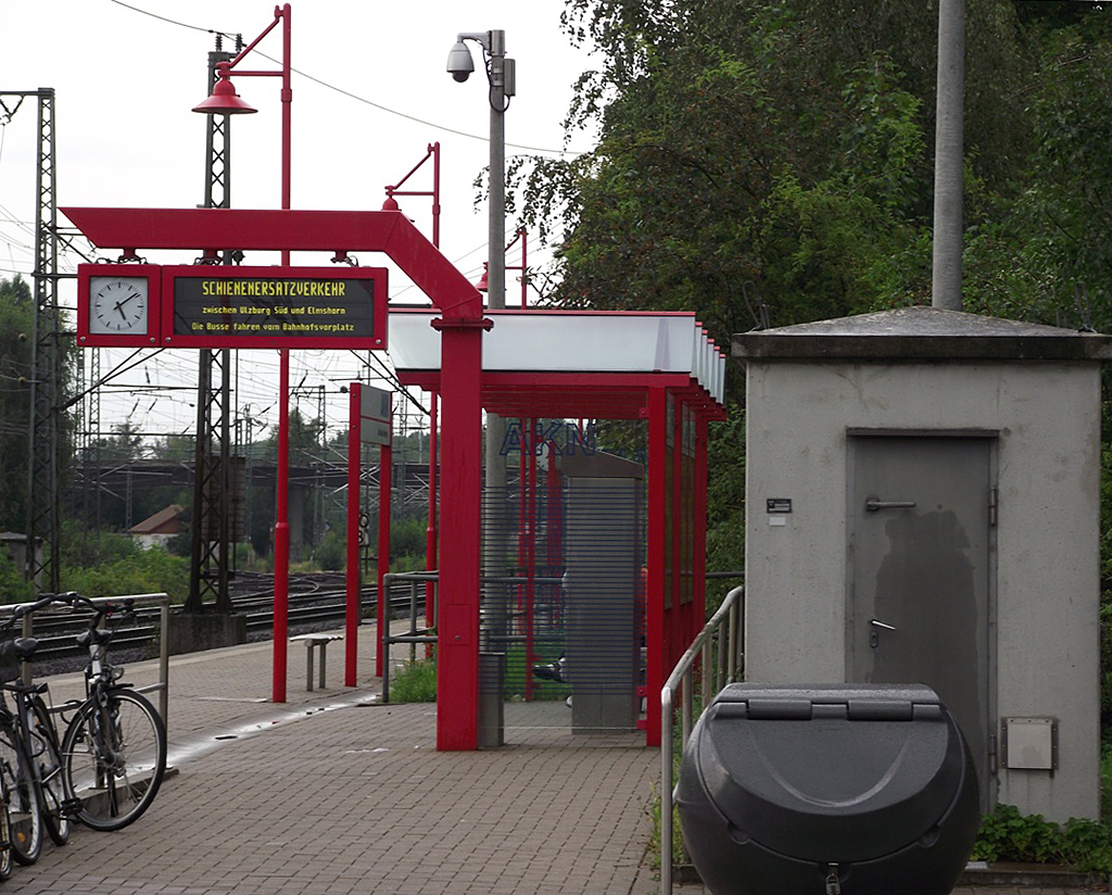 Tipikus AKN peron. A piros szín dominál, de a monitor kedvezőtlen adatot közöl: nem megy a vonat<br>A képre kattintva fotógalériánkat tekinthetik meg