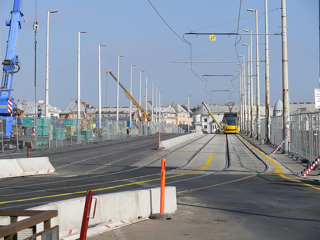 A felújítás első fázisa: a villamosok a híd déli oldalán lefektetett ideiglenes pályán futnak 2009 októberében. A képre kattintva fotógalériánkat láthatják