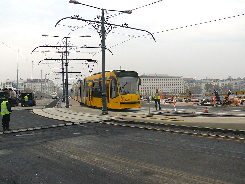 2010. november 8. A még használaton kívüli Margitsziget megálló mellett lépésben halad a Combino