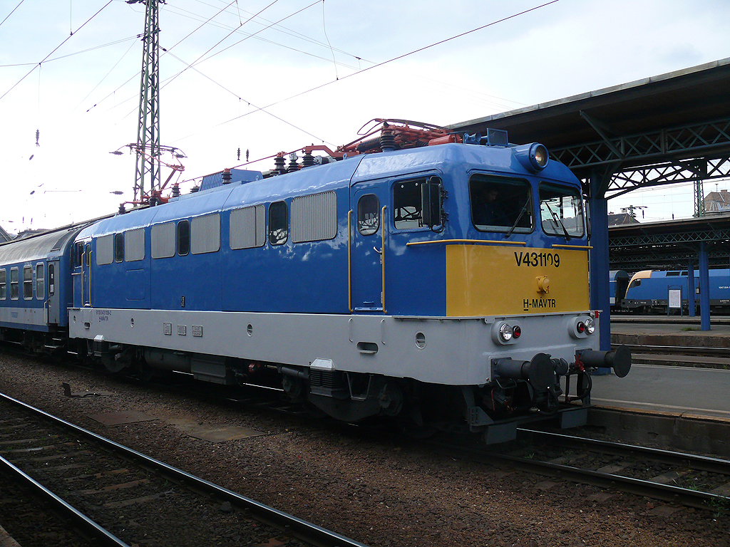 V43 1109 2011 májusában a Keleti pályaudvaron. A homlokfalon a régi szám, sárga alapon feketével...<br><br>A képre kattintva fotógalériánk nyílik meg