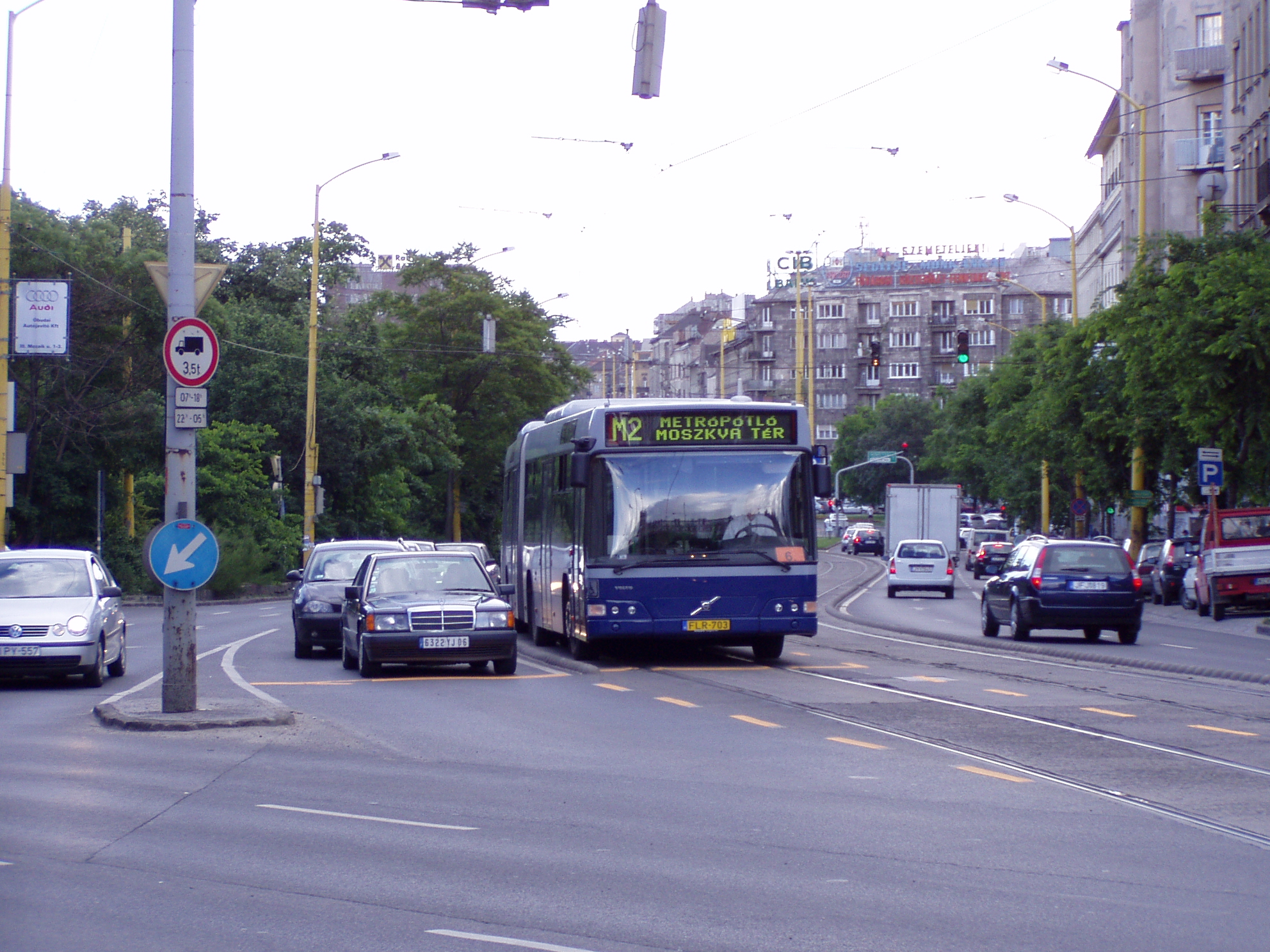 2006-ban is jártak már buszok a villamossíneken a Déli pályaudvar és az akkor még érvényes régi nevén a Moszkva tér között <br>(a szerző felvételei)