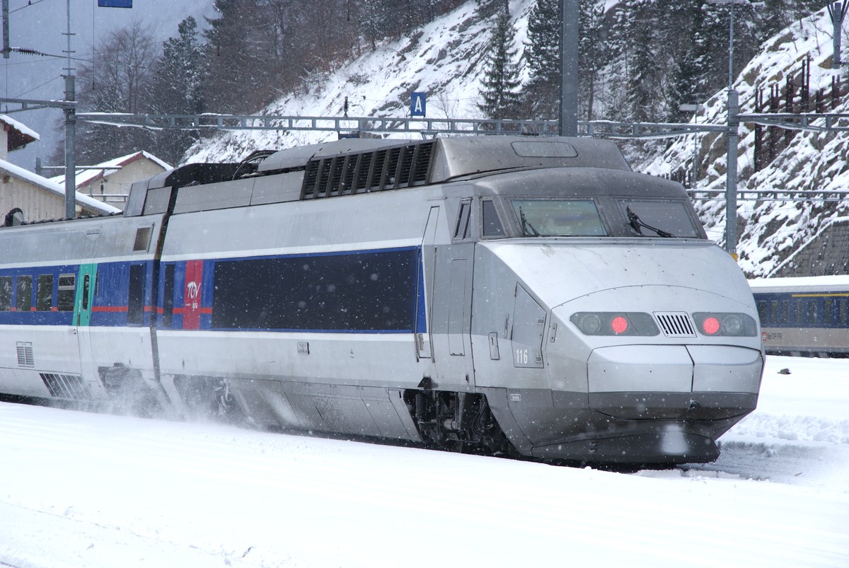 Lausanne–Párizs TGV várakozik a francia-svájci határon. Jövőre már csak TGV POS szerelvények közlekednek a viszonylaton <br> (fotó: Hörcher Dániel)