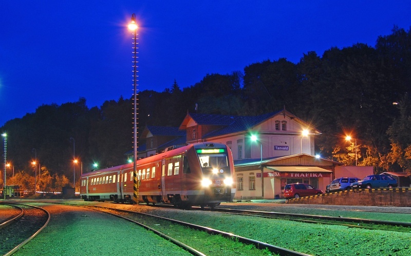 Német billenőszekrényes vonat a csehországi Tanvaldban. Szombat-vasárnap két vonatpárral átszállásmentesen Drezdából. A hét minden napján vannak Liberecig hosszabbított vonatok is<br>(fotó: Radziol)