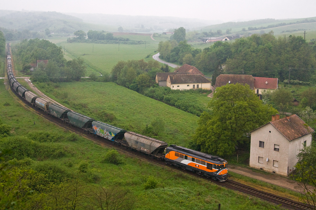 Az MMV gabonavonata halad Mórágynál Baján át Bácsalmásra. A Rail Cargo Hungaria mellett jelenleg az AWT magán-vasúttársaság működik még a vonalon