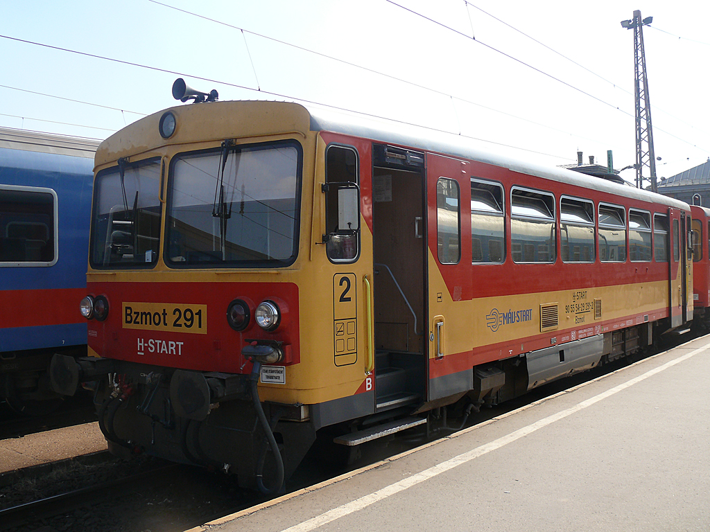 2011. augusztus 25-én a Bzmot 291 két mellékkocsival futott a 7206-os interregión<br>(fotó: Kemsei Zoltán)