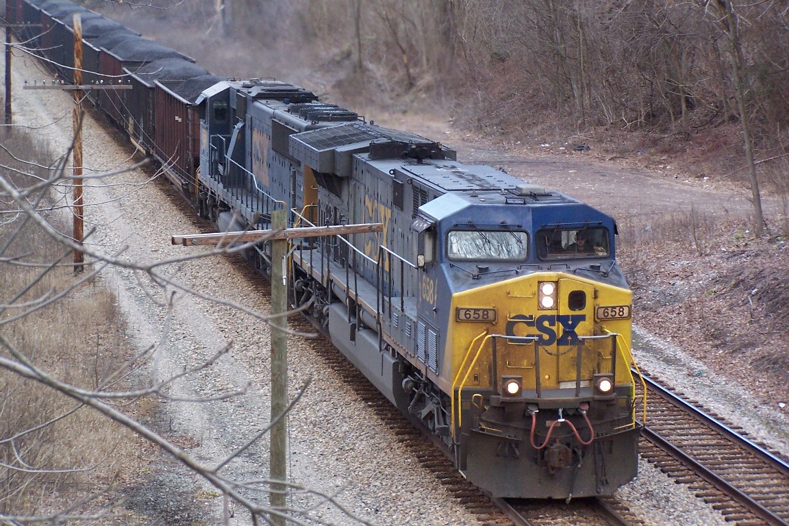 A CSX és a Union Paific vasúti hálózata gyakorlatilag az Egyesült Államok teljes területét lefedi.<br>A képen a CSX egy AC6000CW típusú mozdonya továbbítja méretes szénvonatát a keleti bányavidéken – ez a terület a CSX igazi otthona<br>(John Mueller felvétele)