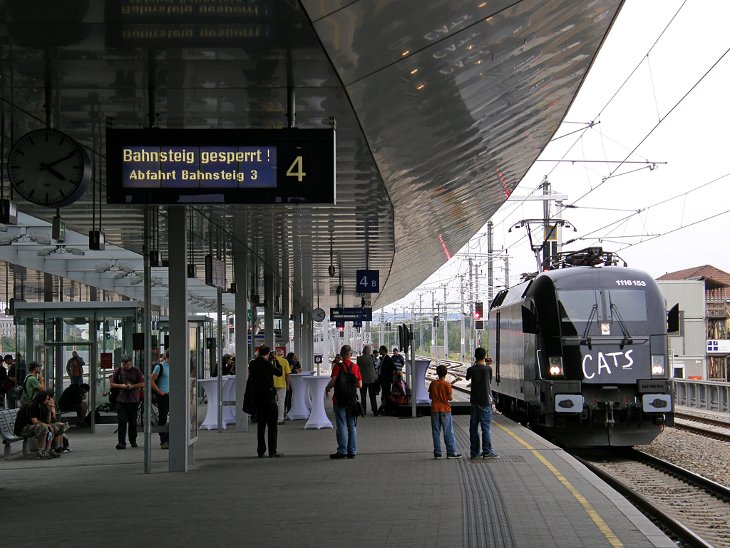 Wien Praterstern állomáson áll az újdonsült mozdony, nem sokkal a hivatalos átadás után
