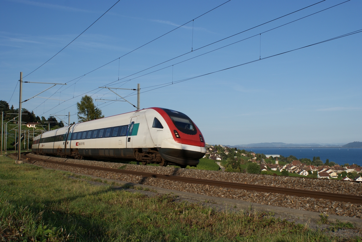 A Neuchâteli-tó vidéke a Genfből és Lausanne-ból Bázelbe és Zürichbe tartó ICN motorvonatok vadászterülete. Szükség van a billenőszekrényes technológiára, a vasútvonal a szőlővel beültetett, festői tópart vonalát követi
