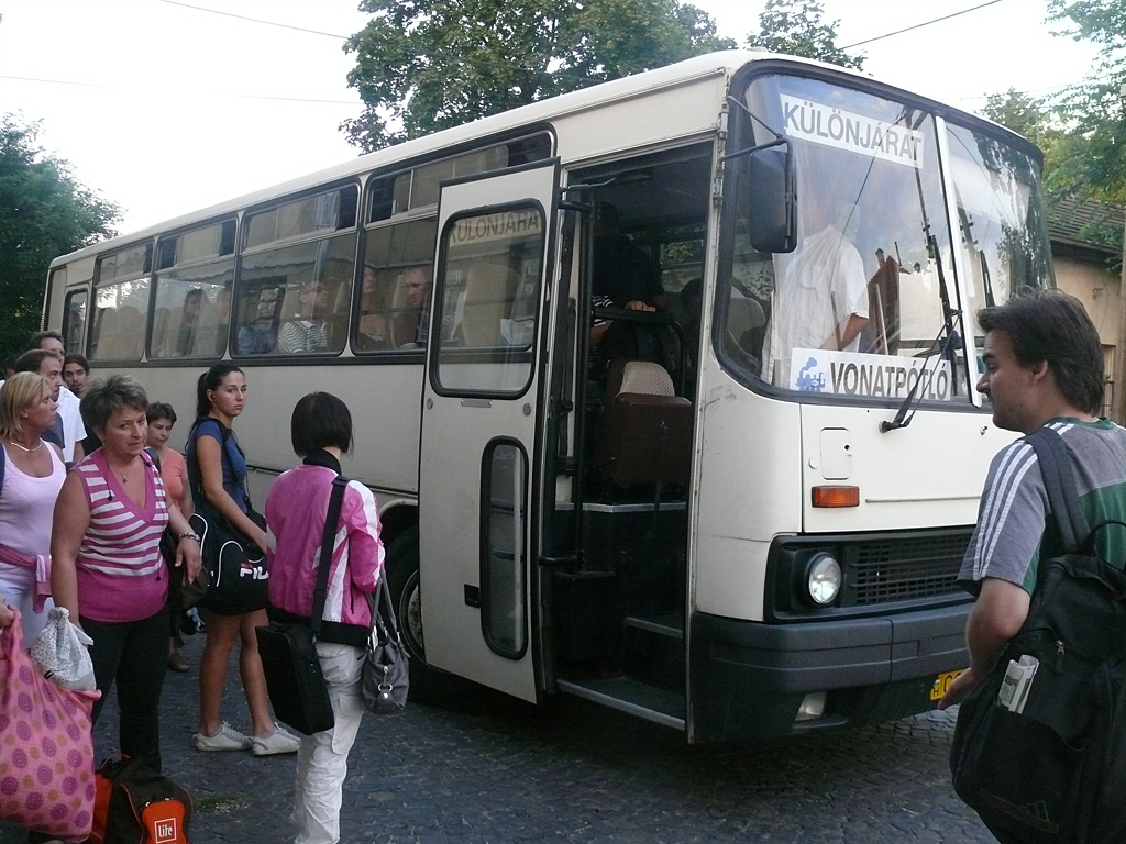 ...és a pótlóbuszról lemaradó utasok <br />(fotók: Kemsei Zoltán)
