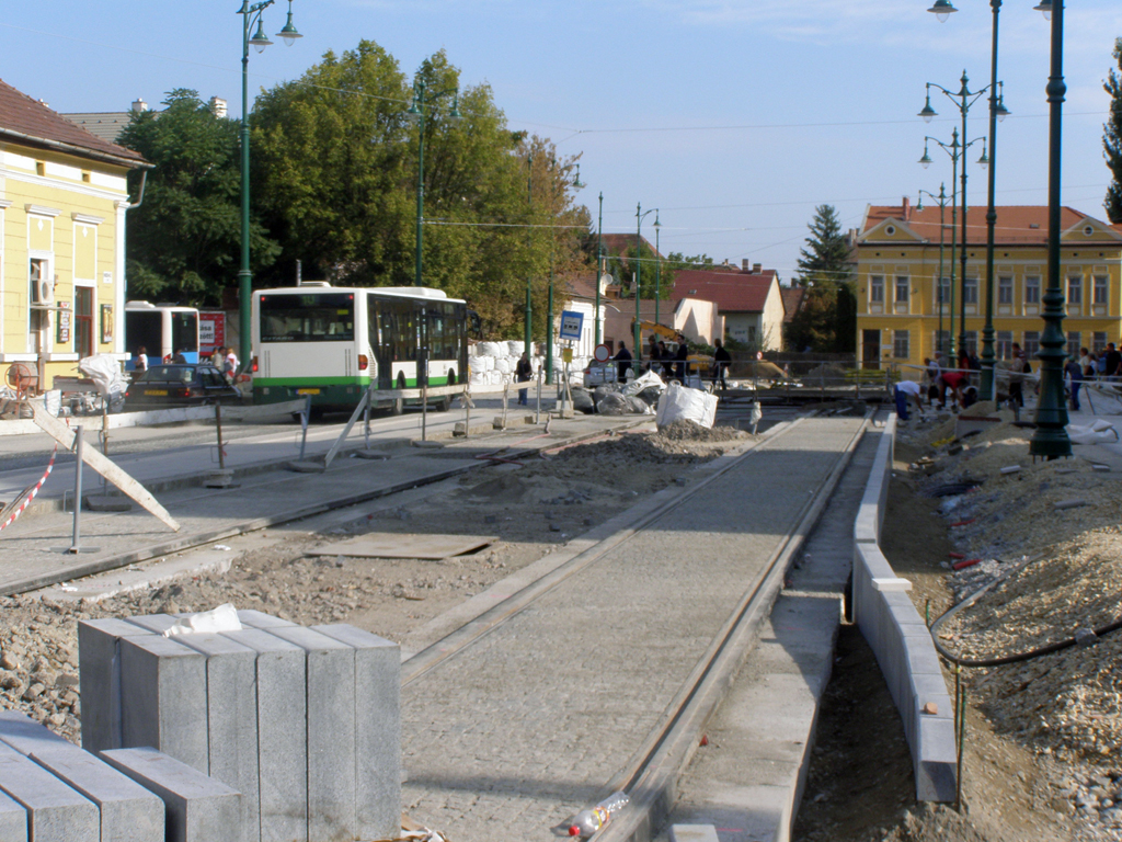 A Szegedre érkezőket az Indóház tér felújítása fogadja. A vasútállomás előtti tér teljesen átépül, a villamosvágányok és az állomás bejárata közötti terület gyalogoszóna lesz<br /><br />A felvételre kattintva galériánkat tekinthetik meg