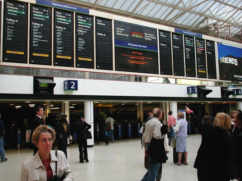 Charing Cross pályaudvar, London. A beléptető kapuk igencsak megnehezítik a bliccelők dolgát, de az Oyster rendszernek és a vasúti jegyértékesítésnek is akadnak gyenge pontjai (James Gibbon felvétele)