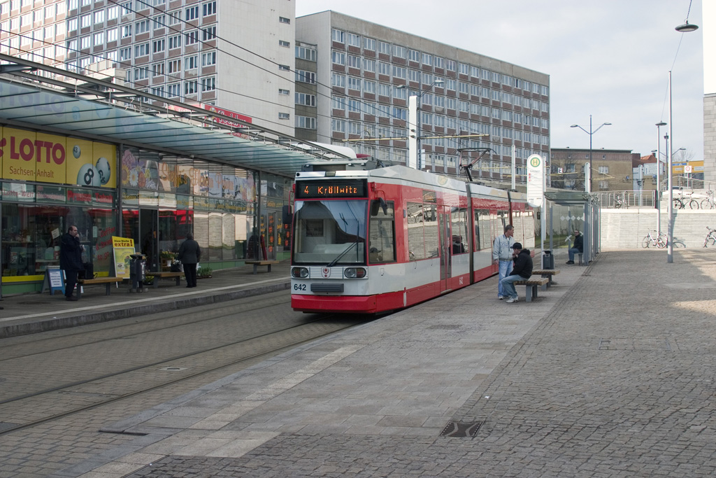 Riebeckplatz csomópontját komolyan átszabták az utóbbi években. A villamos külön szintben keresztezi a közúti forgalmat<br>Kattintásra megtekintheti galériánkat!