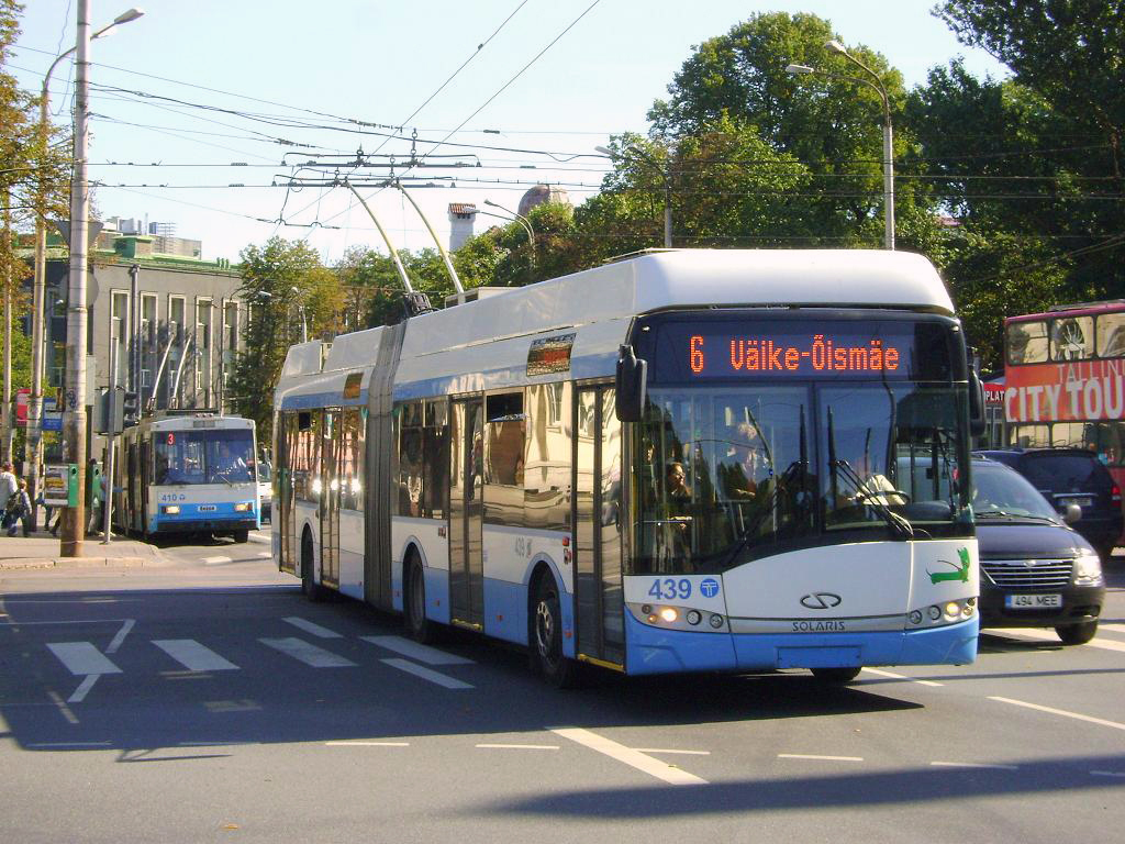Észtország 2002 és 2004 között tizennyolc szóló, és öt csuklós Solaris trolibuszt vásárolt. A kocsik nem Ganz meghajtással, hanem a cseh Cegelec cég elektronikájával készültek, önjárásra nem képesek