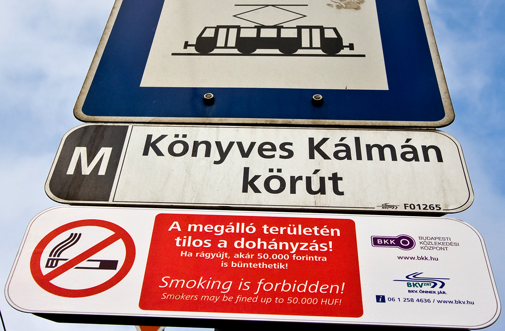 Február 6. óta a BKV megállóiban már tilos a dohányzás. Jövőre minden megállóban az lesz