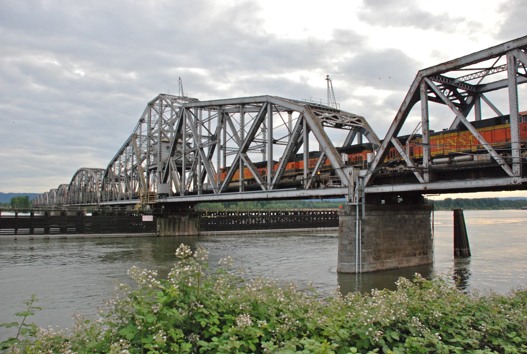 A Columbia folyó fölött átívelő, Oregon és Washington államokat összekötő híd biztosítóberendezése több évitzedes lemaradásban van<br>(fotó: Steve Morgan)