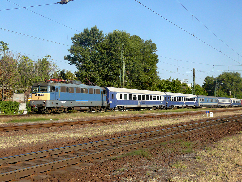 A Hargita IC dübörög át Kőbánya-Kispesten: az utasokra még városnéző út vár a Keletiig<br>(a szerző felvétele)