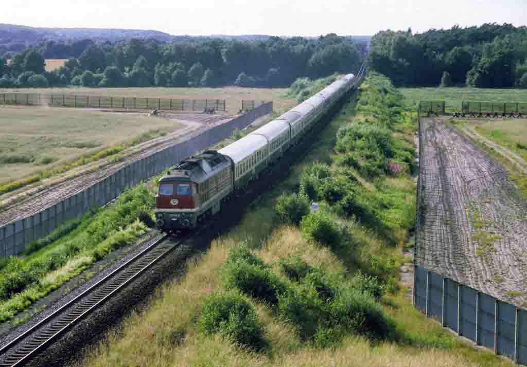 1990. július elsején készült a kép, amelyen egy, az NDK és az NSZK között közlekedő vonat átlépi a belnémet határt. Jól láthatóak a határ létesítményei, de ellenőrzés már nincsen<br>A képre kattintva fotógaléria nyílik<br>(Forrás: panoramio)