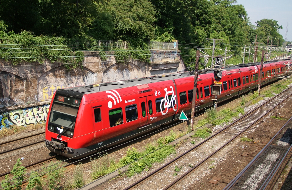Koppenhága elővárosi vasútja – ahogy maga az S-tog elnevezés is – német mintán alapul. A széles kocsiszekrényű vonatokban kerékpár is szállítható, a munkába igyekvők vezeték nélküli internetet használhatnak (fotók: Hörcher Dániel)