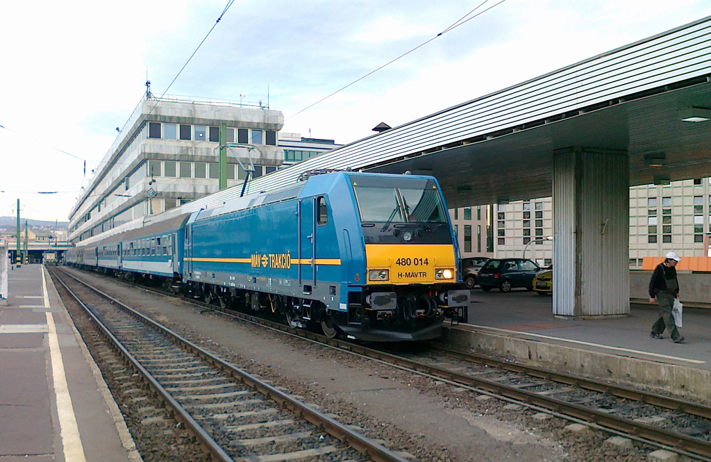 A 014-es indulásra készen áll a Déli pályaudvaron a szombathelyi gyors élén<br>(fotó: Bokory Gábor)