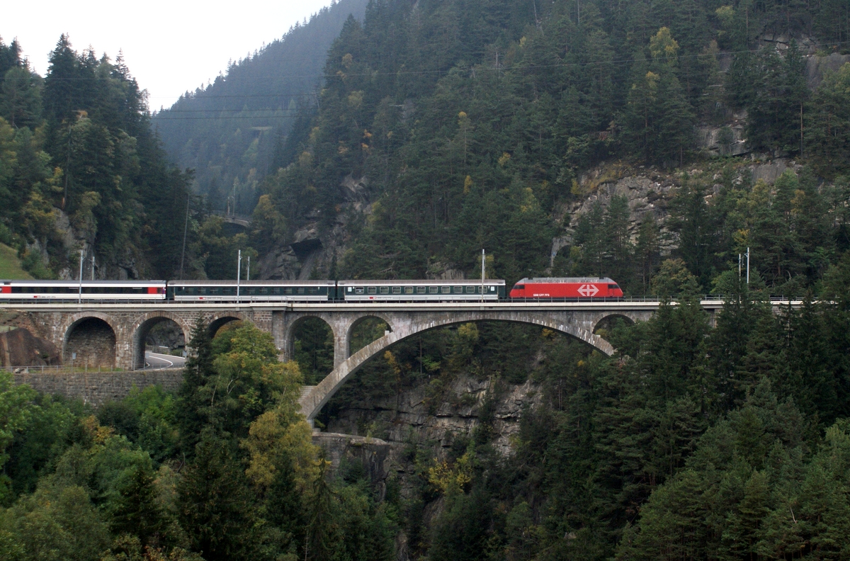 A hegyvidéki Gotthárd-vasút napjai meg vannak számlálva. Egy évvel korábban kell elbúcsúzniuk a távolsági vonatok utasainak a lélegzetelállító látványtól <br> (fotó: Hörcher Dániel)