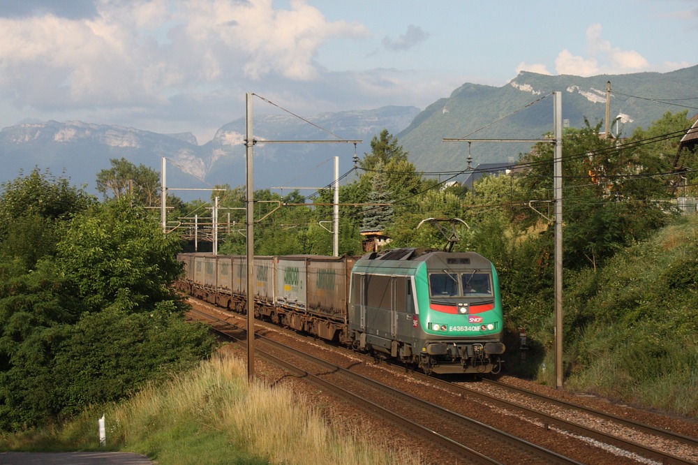 A francia Alpok hegyei közt kaptat tehervonatával az Olaszország felé tartó BB36000-es <br> (fotó: Frederick Jury / www.euro-photos-trains.com)