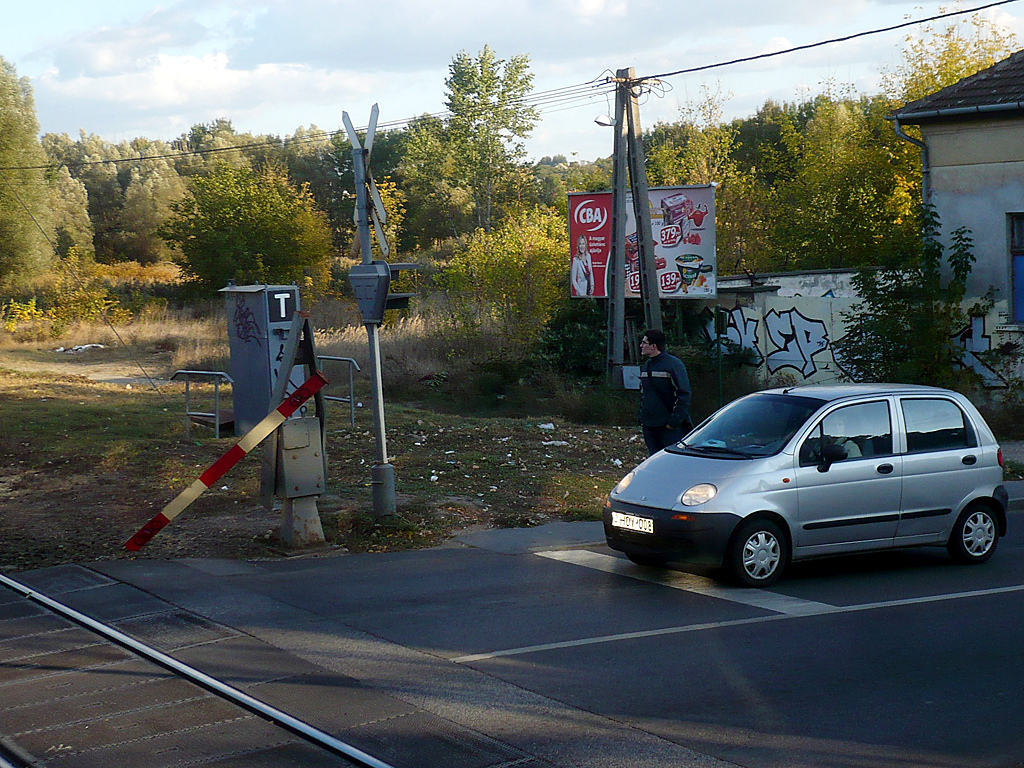 Sokáig állt a forgalom, Rákosligetnél egy türelmetlen úrvezető áttörte a sorompó rúdját<br>(Erdős Ádám felvételei)