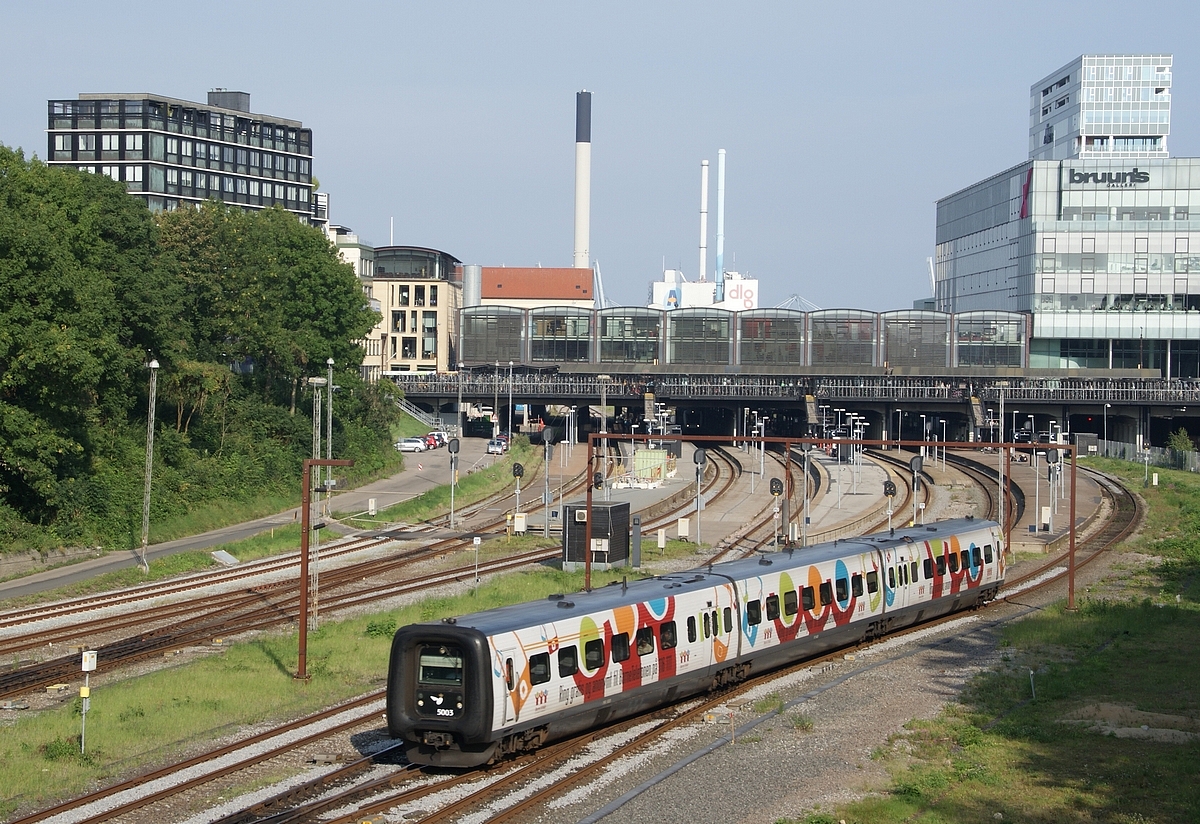 Ez lenne a dán vasút távolsági közlekedésének zászlóshajója? Máshol a mellékvonali motorvonatok is tekintélyt parancsolóbbak. Kapcsolt motorvonatokkal persze növelhető a kapacitás, de a tapasztalatok szerint nem ez a leggazdaságosabb hossz egy távolsági motorvonat számára