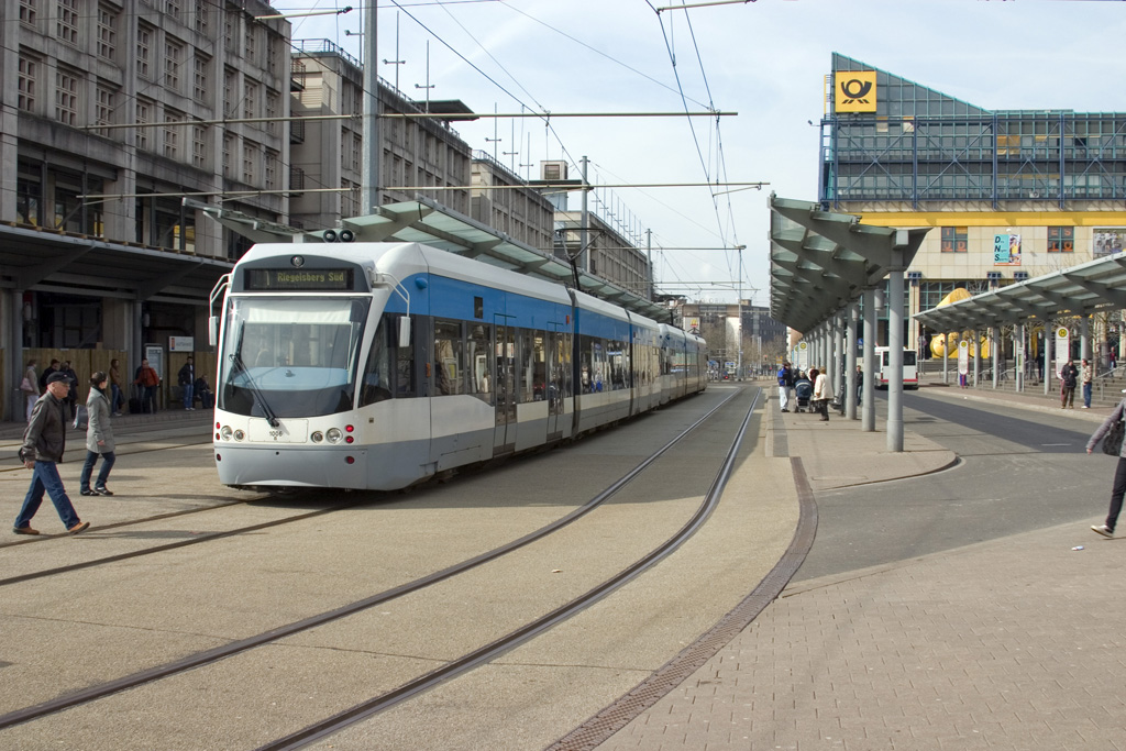 Mint majdnem mindenhol, Saarbrückenben is a főpályaudvar a legnagyobb közlekedési csomópont<br>Kattintásra galéria nyílik